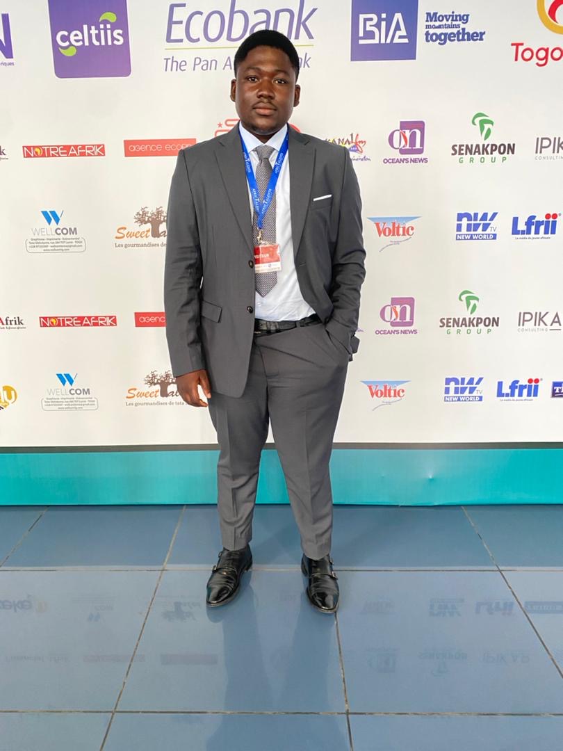 Serge Atsouvi Zotchi en tenue professionnelle